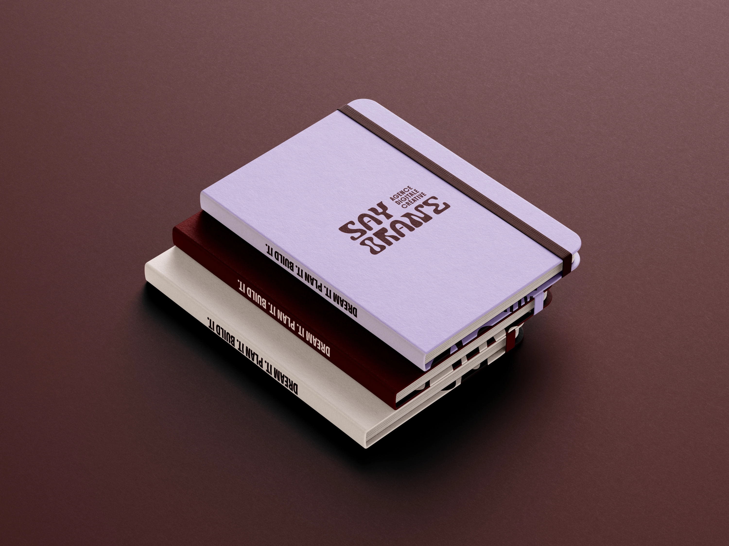 Mockup de trois carnets portant les couleurs et le logo de Sayorane